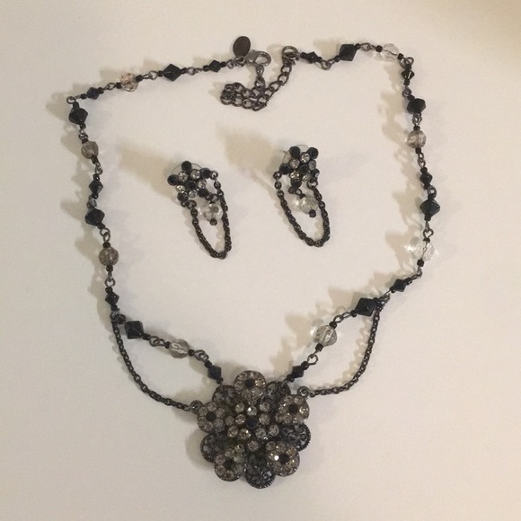 Hanging flower necklace and earring set - Picture 2 of 4